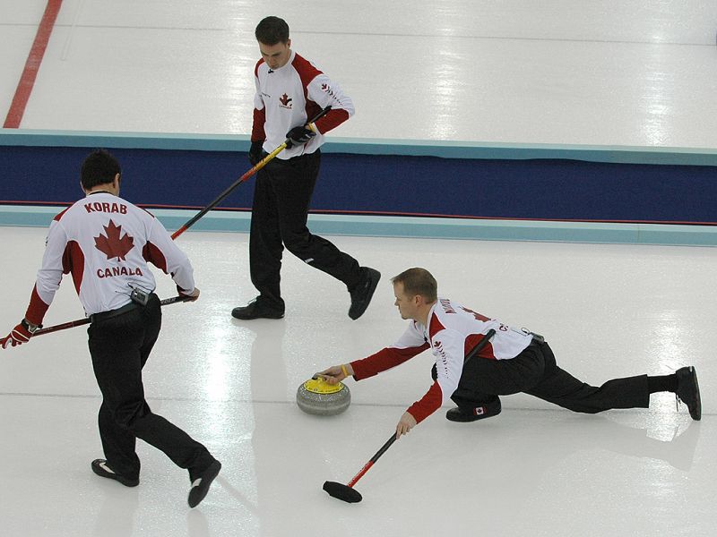 El lanzamiento, lo más fundamental en el curling.