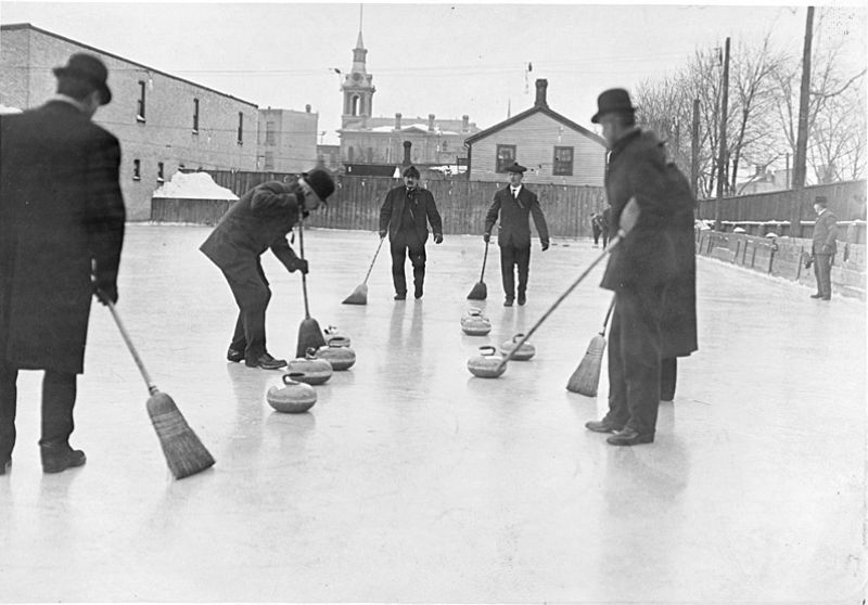 Hombres jugando al curling. Ontario (Canadá) 1909.