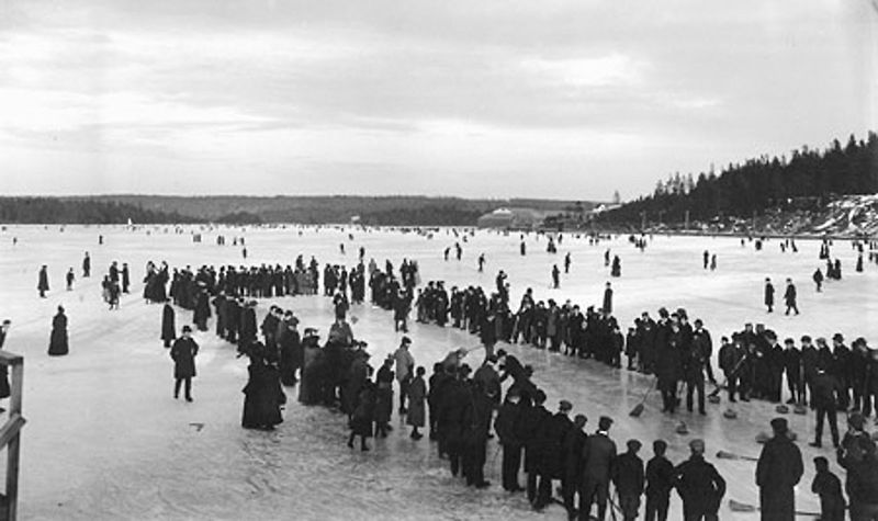Partida de gran espectación en el Lago Dartmouth de Nueva Escocia (Canadá), 1897.