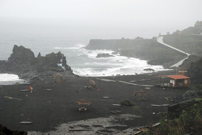 La playa de Chaco Verde, en la isla de La Palma, presenta este aspecto tras los fuertes vientos y el intenso oleaje registrado.