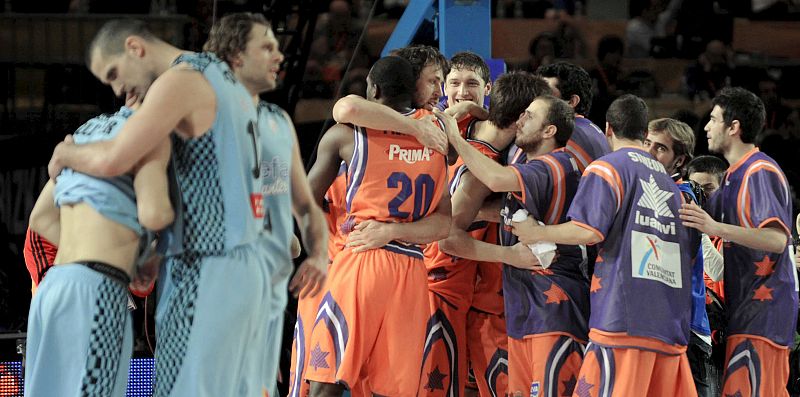 Los jugadores del Power Electronics Valencia celebran su victoria tras la eliminatoria A de la Fase Final de la Copa del Rey de Baloncesto que jugaron frente a Estudiantes.