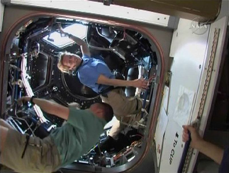 Terry Virts y Kathryn Hire abren por primera vez las ventajas de este nuevo balcón de la ISS