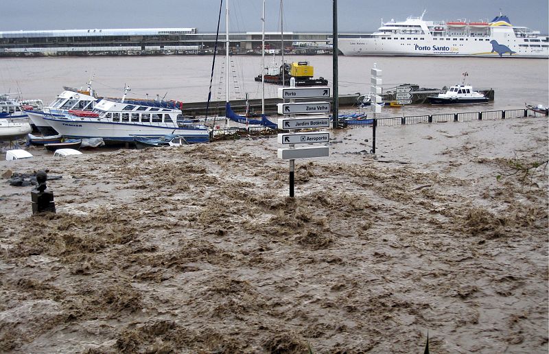 AL MENOS 30 MUERTOS POR LAS INUNDACIONES EN MADEIRA