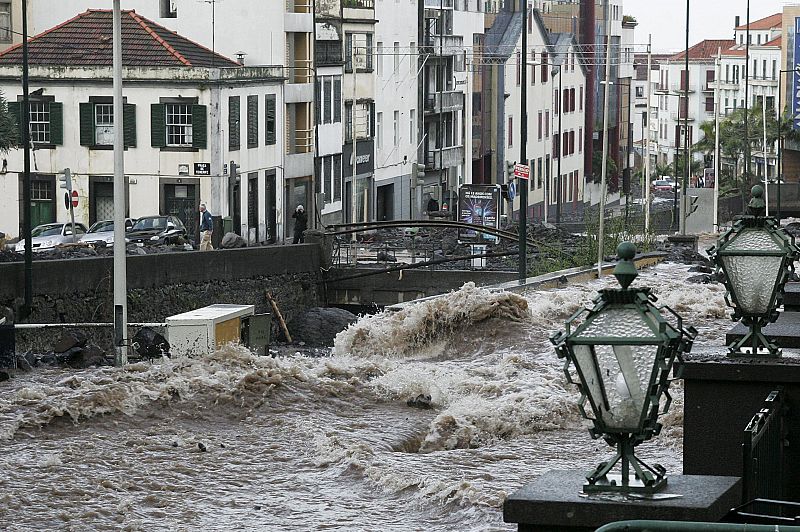 TEMPORAL EN MADEIRA CAUSA 38 MUERTOS Y LAS AUTORIDADES DICEN PUEDE HABER MÁS