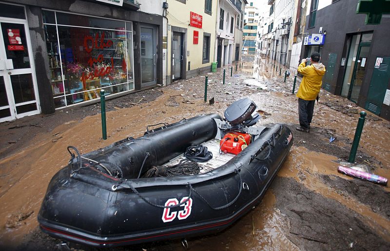 AL MENOS 30 MUERTOS POR LAS INUNDACIONES EN MADEIRA