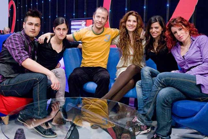 Coral ha aprovechado su estancia en el Green Room para hablar de los últimos detalles de su actuacion con su equipo.