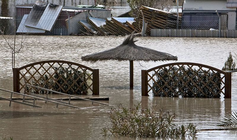 Vista de casas anegadas por la crecida del río Guadalete provocada por el temporal.