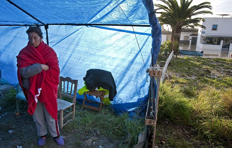 Una vecina del asentamiento jerezano de El Portal se arropa con una manta