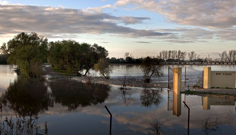 Vista de campos y caminos afectados por las inundaciones.