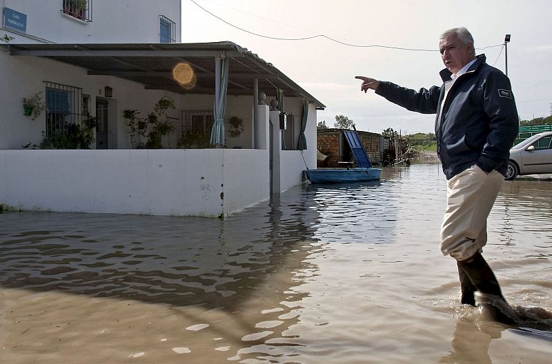 El presidente del PP andaluz, Javier Arenas, durante su visita a las zonas afectadas por las inundaciones.