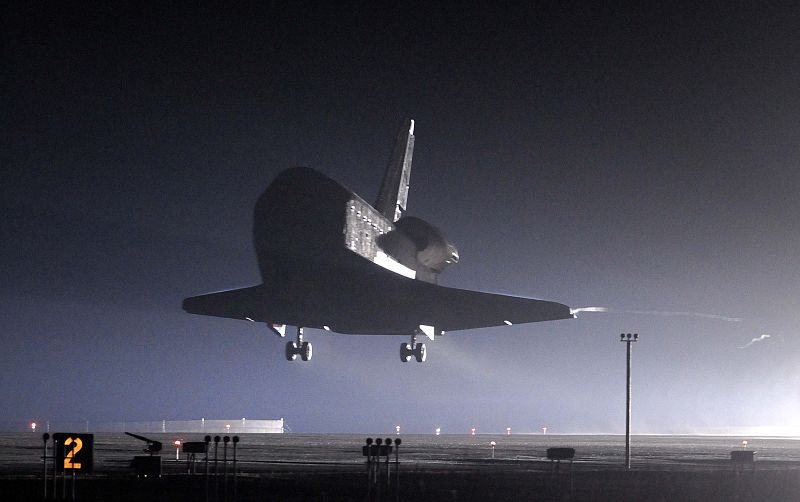 El Endeavour ha puesto punto final, con su aterrizaje nocturno  en el Centro Espacial Kennedy, en Florida, a una misión de 14 días a la Estación Espacial Internacional