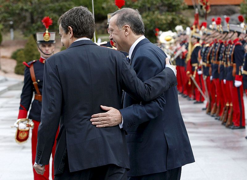 El presidente del Gobierno, José Luis Rodríguez Zapatero, recibe al primer ministro de Turquía, Recep Tayyip Erdogan, a las puertas del Palacio de la Moncloa.