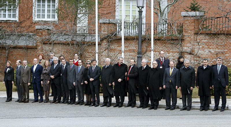 Los ministros y altos cargos que forman parte de las delegaciones que participan en la II Reunión de Alto Nivel hispano-turca, a las puertas del Palacio de la Moncloa.