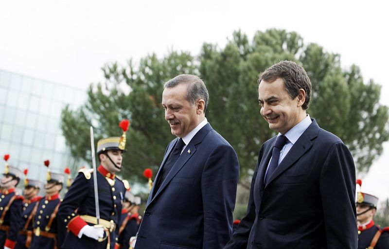 Ambos mandatarios pasan revista a las tropas en el Palacio de la Moncloa.