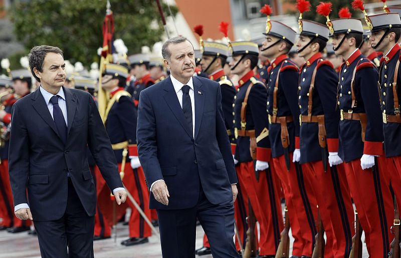 Erdogan y Zapatero participan en la ceremonia de bienvenida.