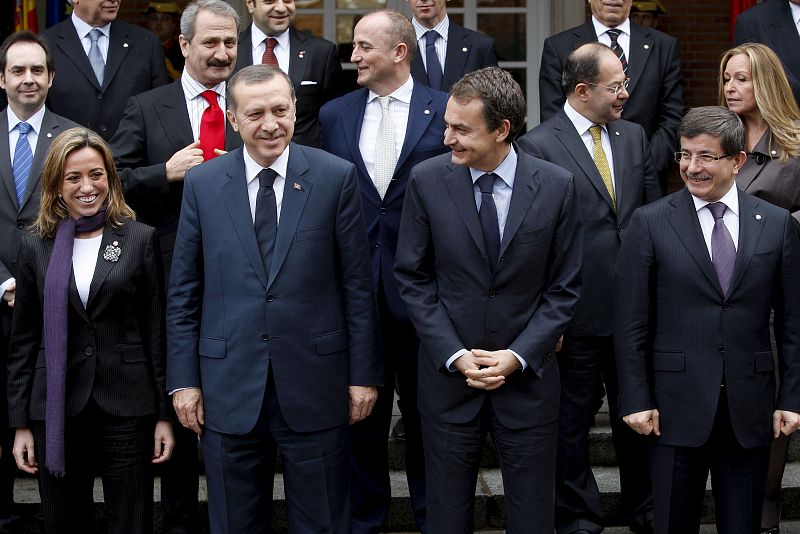 Zapatero y Erdogan, junto a los ministros y altos cargos que intervienen en la II Reunión de Alto Nivel hispano-turca.