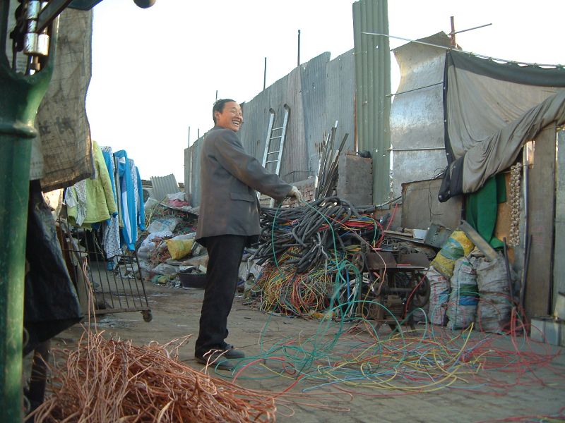 Cantidades ingentes de viejos ordenadores, teléfonos móviles y todo tipo de productos electrónicos rotos o que se han quedado desactualizados se amontonan en China, la India y  países del continente africano.