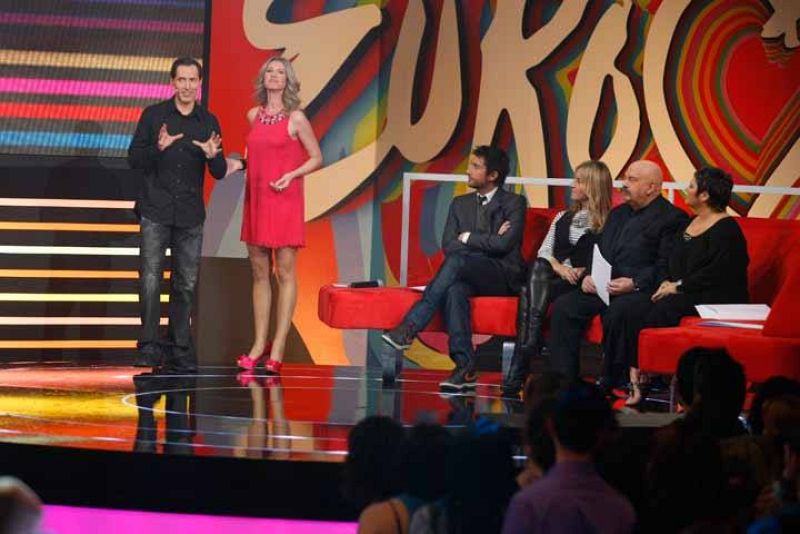 Anne junto a los cinco miembros del jurado: Mauel Bandera, Toni Garrido, Mariola Orellana, José María Íñigo y Pilar Tabare