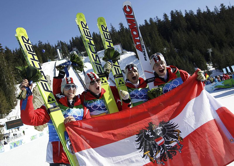 Los saltadores austriacos Schlierenzauer, Morgenstern, Kofler y Loitzl celebran la medalla de oro.