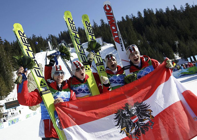 Los saltadores austriacos Schlierenzauer, Morgenstern, Kofler y Loitzl celebran la medalla de oro.