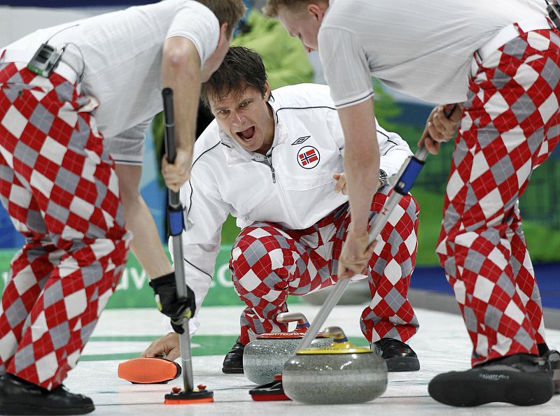 El equipo noruego de curling y sus carnavalescos pantalones.