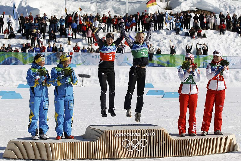 Configuraciçon del podio del cross-country femenino, las alemanas Sachenbacher-Stehle y Nystad saltan de la alegría.