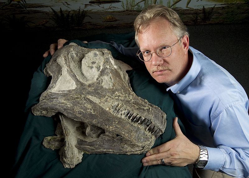 El profesor Brooks Britt posa con la cabeza del dinosaurio. Encontrar la cabeza de un saurópodo es algo fuera de lo común.