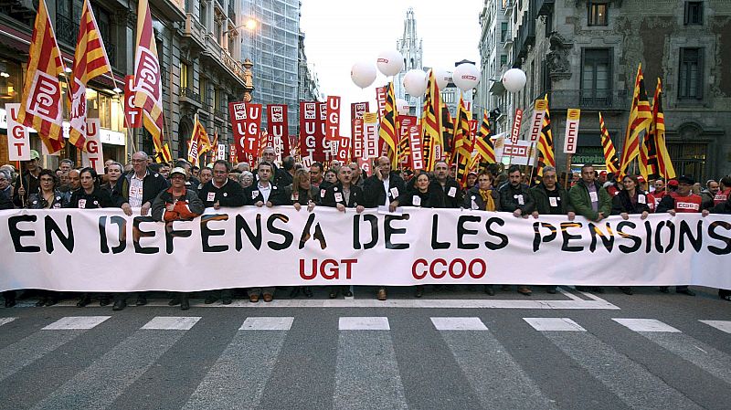 MILES DE PERSONAS SE MANIFIESTAN EN BARCELONA CONTRA LA REFORMA DE PENSIONES