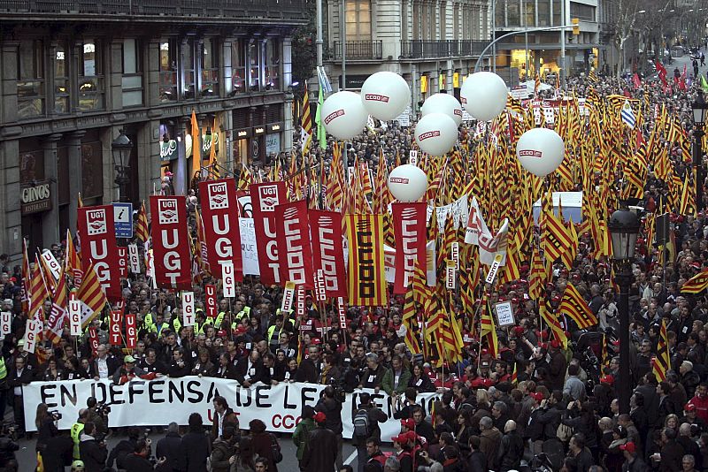 MILES DE PERSONAS SE MANIFIESTAN EN BARCELONA CONTRA LA REFORMA DE PENSIONES