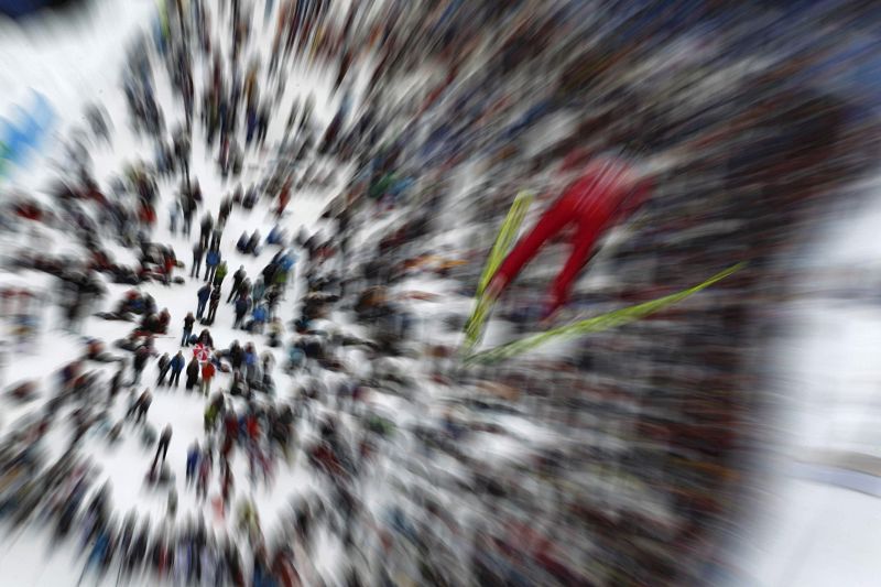 Espectadores observan impacientes el vuelo del saltador en la prueba de la Combinada Nórdica.