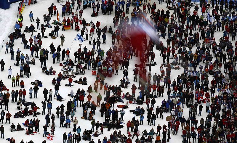 Los espectadores presentes en la prueba de la Combinada Nórdica aguardando el aterrizaje del esquiador.