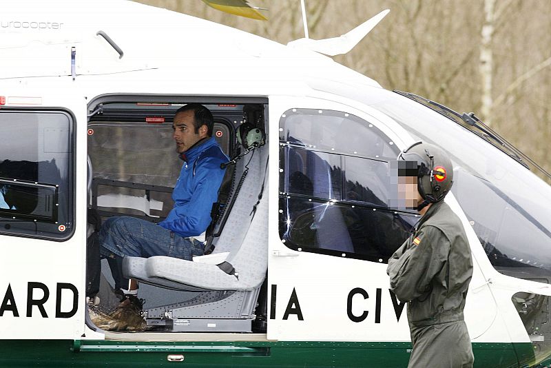 El presunto etarra Ibai Beobide, en el helicóptero tras registrar varios zulos acompañado por agentes de la Guardia Civil, y Policía Nacional, en el Parque del Gorbea.