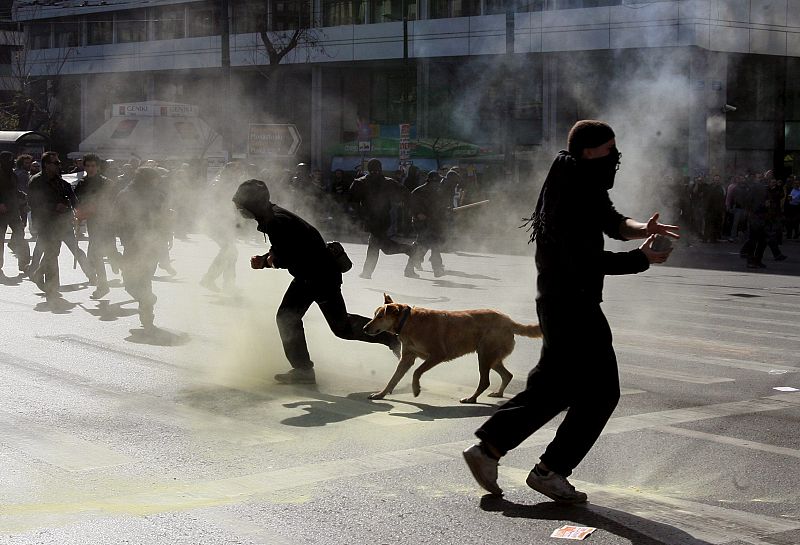 MANIFESTANTES SE ENFRENTAN A LA POLICÍA EN PROTESTA DURANTE HUELGA GENERAL