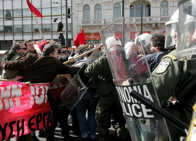 MANIFESTANTES SE ENFRENTAN A LA POLICÍA EN PROTESTA DURANTE HUELGA GENERAL