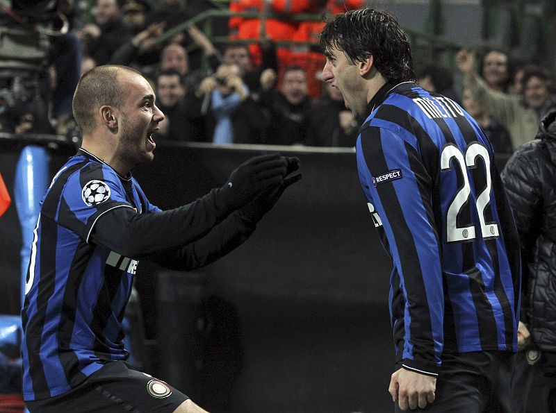 Milito y Sneijder celebran el gol del argentino.