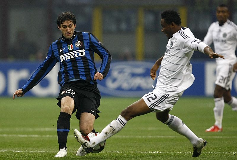 Milito, ante la defensa de Obi Mikel.