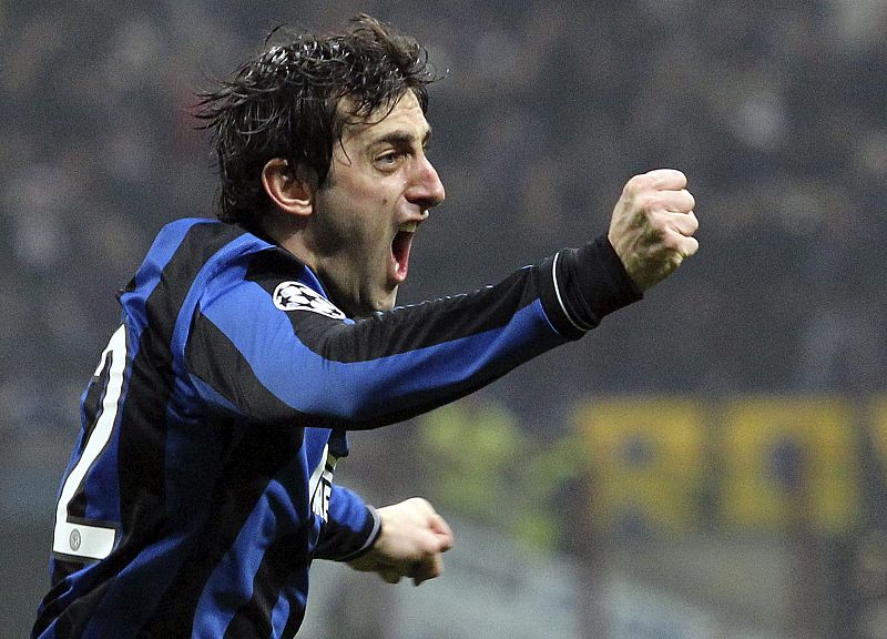 Milito celebra el gol anotado ante el Chelsea en el inicio del partido.