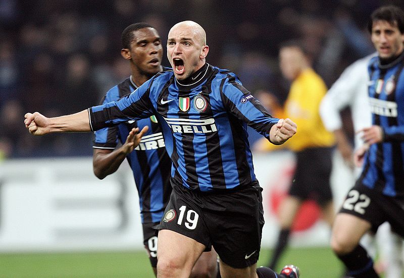 El jugador del Inter de Milán, Esteban Cambiasso, celebra tras anotar ante el Chelsea.