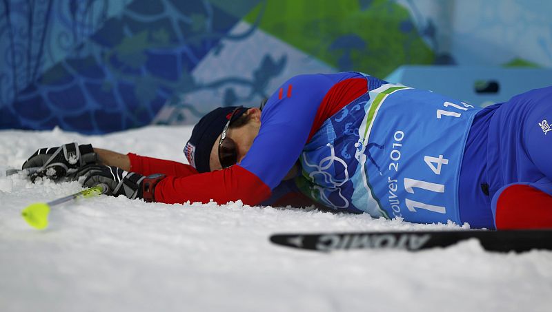 El checo Koukal llega a la meta extasiado después de la prueba 4x10 km de cross country masculino.