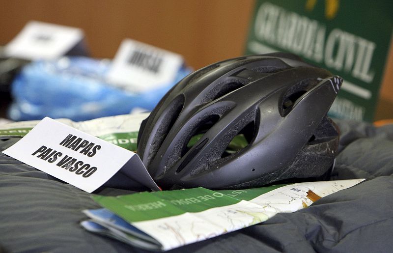 Un casco ciclista y mapas del Pais Vasco incautados en la operación policial.