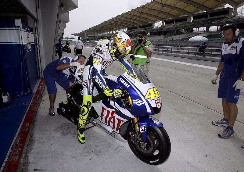Valentino Rossi, del equipo Fiat Yamaha, sale del garaje durante el segundo día del test de pretemporada en el circuito de Sepang. El italiano marcó los mejores tiempos en la primera tanda de ensayos.