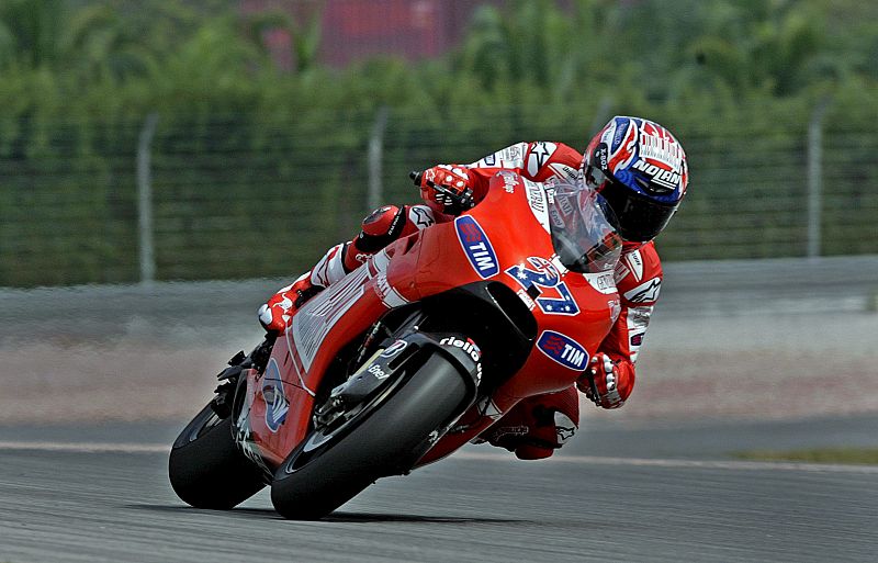 El piloto australiano de MotoGP Casey Stoner, de Ducati, sobre el trazado de Sepang. Stoner tiene un objetivo en 2010: superar el cuarto puesto que consiguió en 2009, después de los problemas que tuvo.