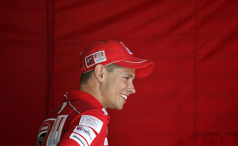Casey Stoner sonría después de finalizar sus ensayos sobre la Ducati GP10. El australiano ha marcado el segundo mejor tiempo, por detrás de Valentino Rossi.