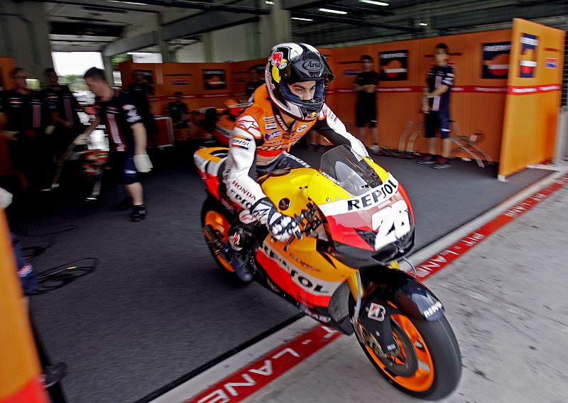 El piloto español de MotoGP Dani Pedrosa, del equipo Honda, sale del garaje. El piloto de Castellar luce un nuevo número: el 26.