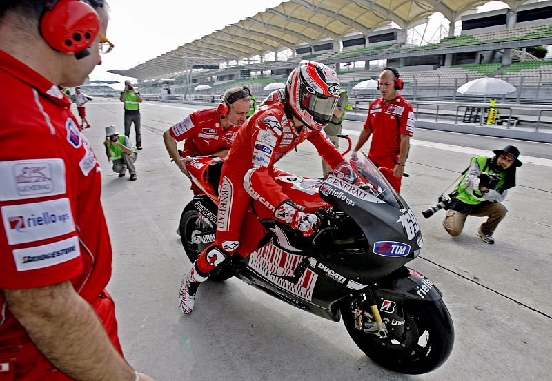 El piloto estadounidense de MotoGP Nicky Hayden, sobre su nueva Ducati GP10, sale del garaje de su equipo.