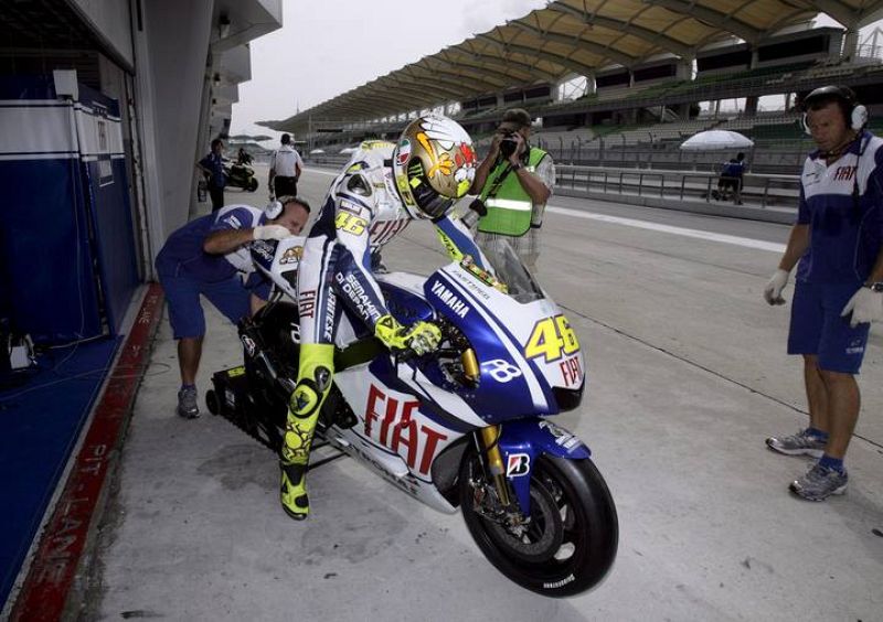 Valentino Rossi, del equipo Fiat Yamaha, sale del garaje durante el segundo día del test de pretemporada en el circuito de Sepang. El italiano marcó los mejores tiempos en la primera tanda de ensayos.