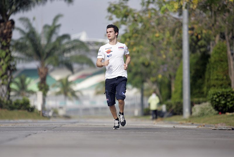 Dani Pedrosa se ejercita en los alrededores del paddock de Sepang. El fuerte calor está protagonizando esta segunda tanda de ensayos en Malasia.