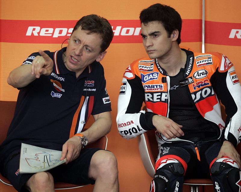 Dani Pedrosa escucha las indicaciones dentro del box de Repsol Honda.