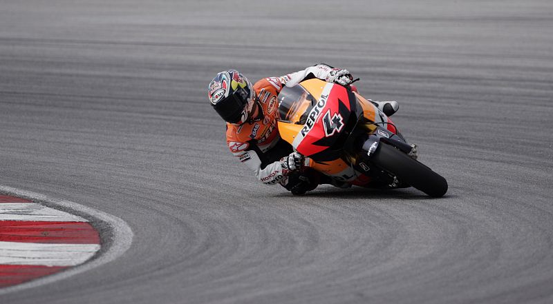 El piloto italiano de Repsol Honda y compañero de Dani Pedrosa, Andrea Dovizioso, ha rodado muy rápido sobre el circuito de Sepang.