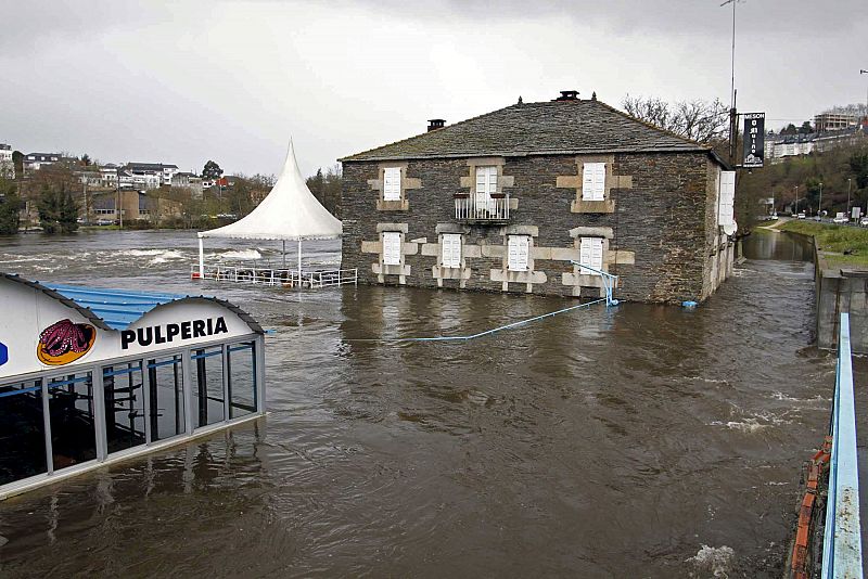 Un restaurante anegado por la crecida del río Miño a su paso por la capital, tras las persistentes lluvias de las últimas semanas.